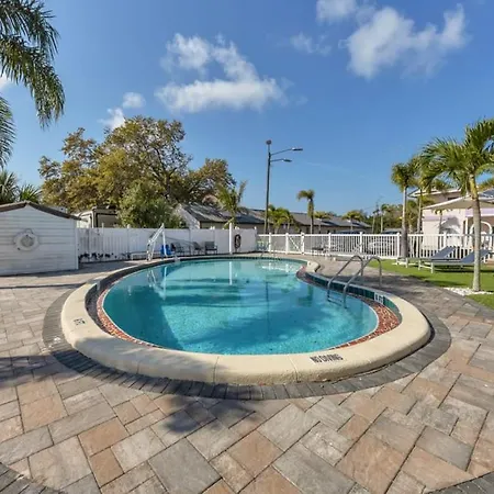 Located By The Beach 1 Bedroom With Parking And Pool